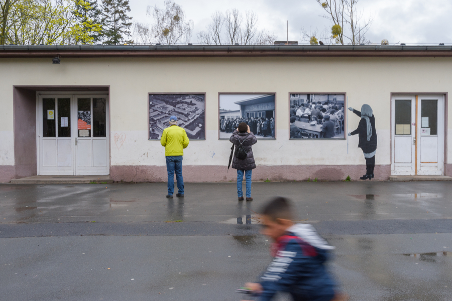 Personen vor einem Gebäude der Erinnerungsstätte Notaufnahmelager Marienfelde